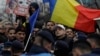 Liderului partidului naționalist AUR, George Simion, care poartă o șapcă cu numele „Trump”, participă la un protest organizat în apropiere de locul în care s-a desfășurat Congresul Partidului Popular European, în București, pe 6 martie 2024.