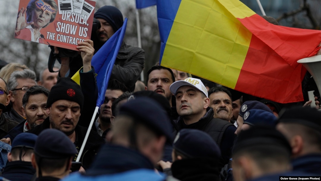 Liderului partidului naționalist AUR, George Simion, care poartă o șapcă cu numele „Trump”, participă la un protest organizat în apropiere de locul în care s-a desfășurat Congresul Partidului Popular European, în București, pe 6 martie 2024.