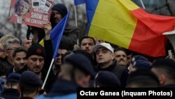 Liderului partidului naționalist AUR, George Simion, care poartă o șapcă cu numele „Trump”, participă la un protest organizat în apropiere de locul în care s-a desfășurat Congresul Partidului Popular European, în București, pe 6 martie 2024.