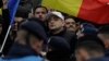 Liderul partidului naționalist AUR, George Simion, poartă o șapcă pe care scrie „Trump” la un protest în apropierea sediului Congresului PPE din București, pe 6 martie 2024.