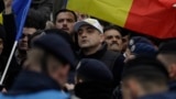 Liderul partidului naționalist AUR, George Simion, poartă o șapcă pe care scrie „Trump” la un protest în apropierea sediului Congresului PPE din București, pe 6 martie 2024.