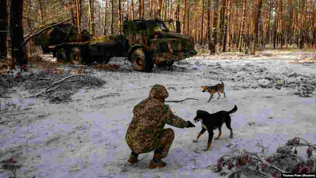 Az ukrán 45. tüzérdandár egyik katonája kutyát etet az Archer önjáró löveg közelében. Olekszandr Tarnavszkij dandártábornok azt követően beszélt a katonai helyzetről, hogy republikánus törvényhozók akadályoztak egy amerikai segélycsomagot, Magyarország pedig blokkolta az Európai Unió által Kijevnek nyújtott támogatást