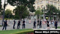 Pripadnici policije u centru Beograda, u blizini mesta gde se održava skup odavanja počasti žrtvama genocida u Srebrenici, 11. jul 2024.