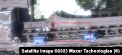 Три открытых шандора на Каховской ГЭС на снимке Maxar Technologies, сделанном 5 июня 2023 года
