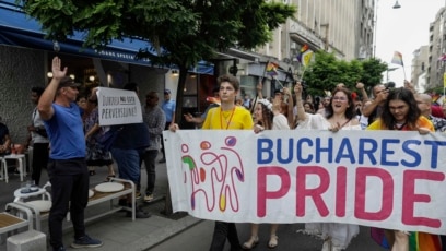 Marșul Bucharest Pride: 15.000 De Oameni Au Defilat Cu Bannere Prin Care Au  Cerut Egalitate în Drepturi Pentru Persoanele LGBT