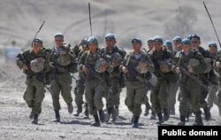 Казахстанские военнослужащие на учениях