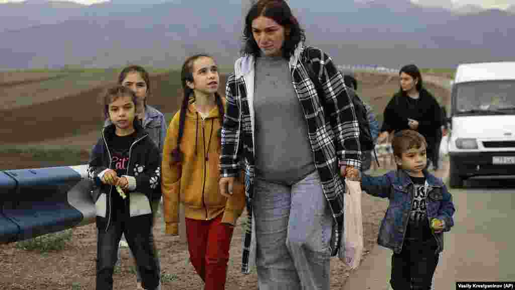 Беженцы идут по дороге из Нагорного Карабаха в Корнидзор, село в Армении. 26 сентября 2023 года. Массовый исход армян последовал за азербайджанским наступлением, в результате которого Баку получит полный контроль над горным регионом