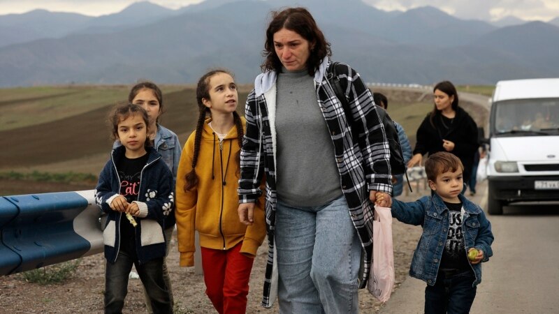 U.S., EU Pledge Aid To Karabakh Refugees As Tens Of Thousands Flee Region To Armenia