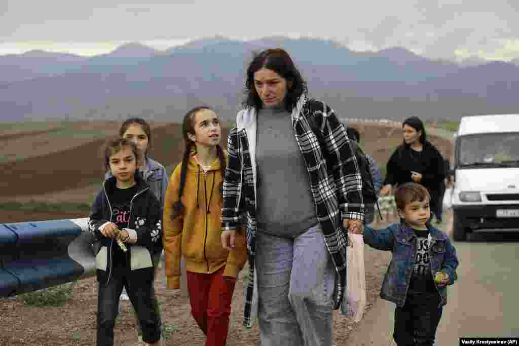 Refugjatët duke ecur përgjatë rrugës që çon nga Nagorno-Karabaku në Kornidzor të Armenisë më 26 shtator, teksa eksodi masiv po vazhdon pas ofensivës azerbajxhanase, që i dha Bakusë kontrollin e plotë të këtij rajoni malor.