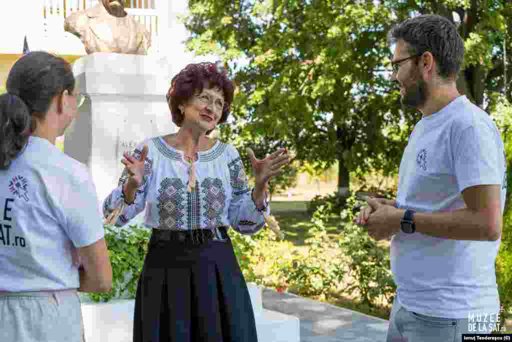 Echipa Muzee de la sat la Muzeul Memorial &bdquo;Alexandru Vlahuță&rdquo; din Județul Vrancea. Din echipa proiectului fac parte:&nbsp;Cosmin Murarașu (expert scanare 3D), Nicoleta Felea (copywriter), Silvia Nistor (traducător), George Patriche (videograf) și&nbsp;Ionuț Teoderașcu (fotograf). *Ionuț Teoderașcu face parte și din echipa Europei Libere, ca social-media editor.