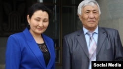 Гүлзада Станалиева акын, жазуучу Самсак Станалиев менен көзү тирүүсүндө түшкөн сүрөт. Самсак Станалиев 2024-жылы июнда 73 жашында каза тапкан