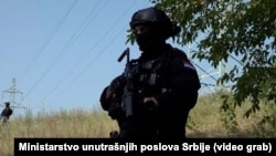 Policija obezbeđuje mesto gde je ubijen osumnjičeni za napad na policajce u Loznici, 19. jul 2024.