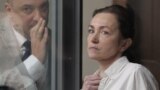 RFE/RL journalist Alsu Kurmasheva listens to her lawyer Edgar Matevosyan during a court hearing in Kazan on April 1.