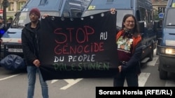 Andreea (dreapta) a fost surprinsă de decizia poliției din Paris de a interzice protestul pentru susținerea Palestinei de la Paris. Alături de un prieten, ea a purtat un banner cu mesajul: „Opriți genocidul poporului palestinian”.