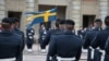 Знамето на Шведска пред седиштето на НАТО во Брисел, Белгија