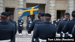 Švedski vojnici na smeni straže u dvorištu Kraljevske palate u Stokholmu, februar 2024. 