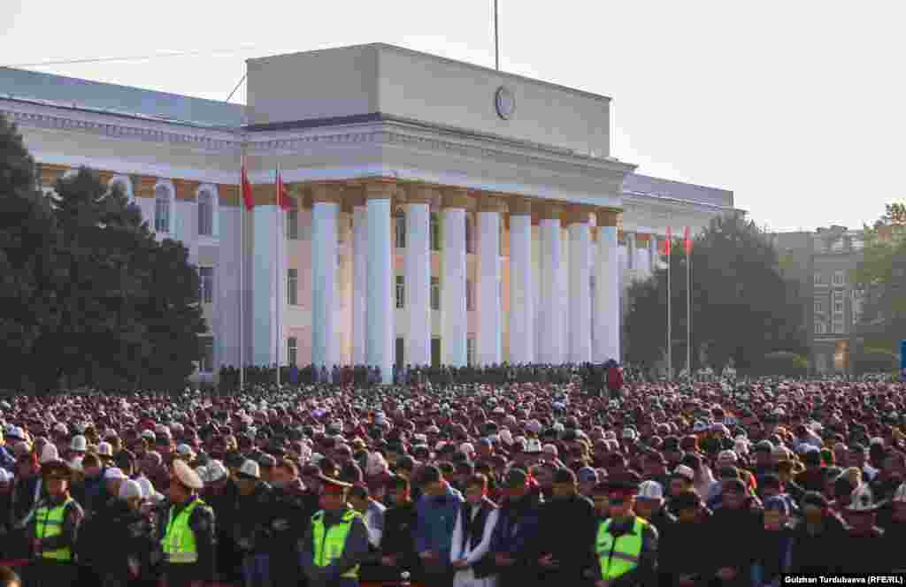Айт-намаз по традиции прошел на Старой площади Бишкека, что перед зданием Дома правительства.&nbsp;