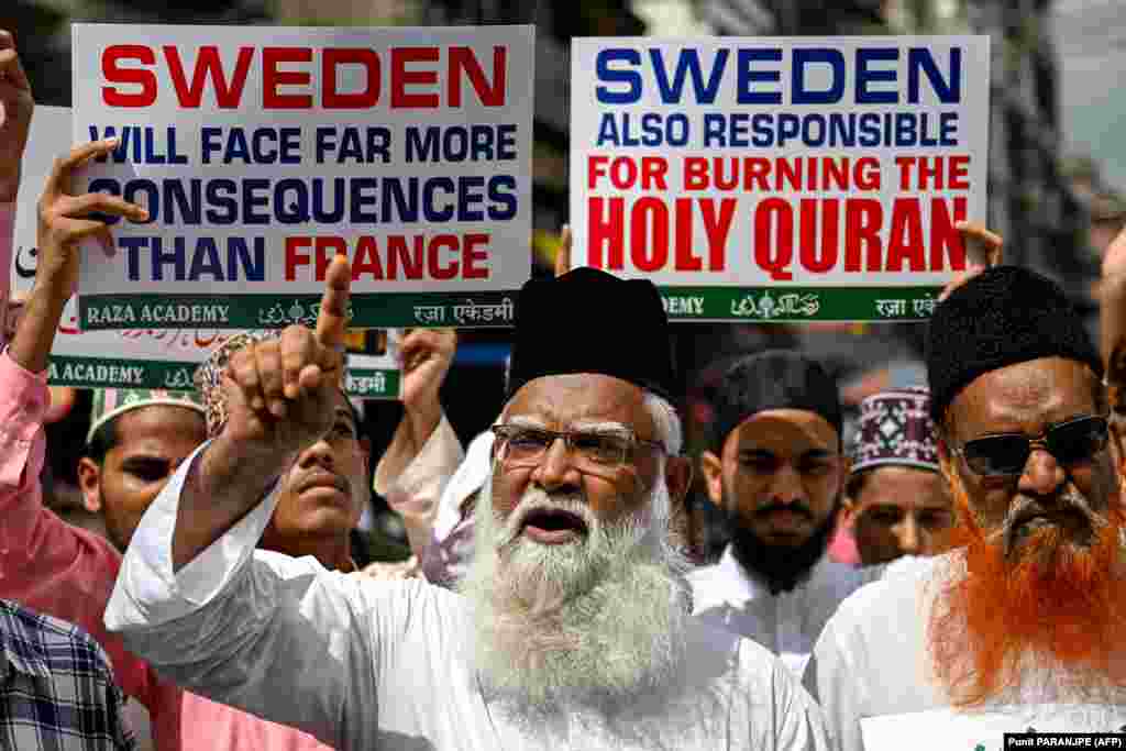 &bdquo;Svédországra durvább következmények várnak, mint Franciaországra&rdquo; &ndash; áll az egyik mumbai tiltakozó plakátján.&nbsp;A svéd rendőrség engedélyt adott az iraki menekült tiltakozására, de az eset után etnikai csoport elleni izgatással vádolta meg