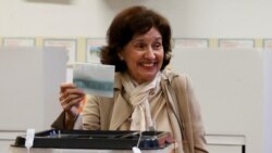 Kandidatja e VMRO-së për zgjedhjet presidenciale, Gordana Silanovska-Davkova, duke votuar në një qendër votimi në Shkup të Maqedonisë së Veriut më 24 prill 2024. 