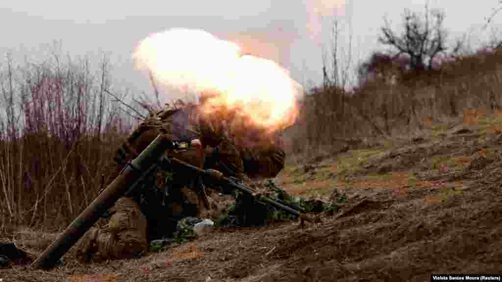 Egy ukrán egység aknavetővel lövi az oroszok állását Bahmut közelében március 16-án. Az orosz csapatok a Wagner-csoport zsoldosainak részvételével szinte teljesen bekerítették az ukránok állásait, akik a Donbászban található, porig rombolt város nyugati részét tartják