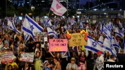  Протестът против кабинета на Нетаняху в събота, 17 август 2024 година На един от плакатите написа 