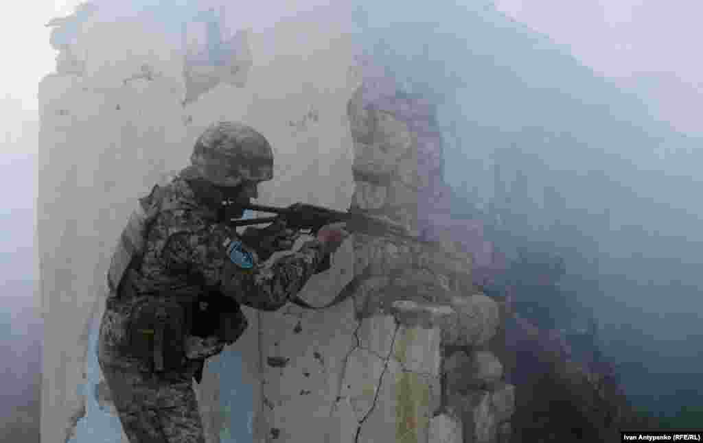 Бойцы группы атаки и группы обороны подразделения 35-й бригады во время тренировки на Херсонском направлении. Украина, апрель 2024 года