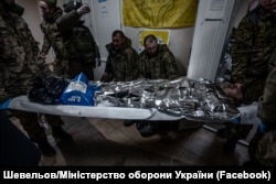 Пораненим бійцям 110 ОШБр, які вийшли з Авдіївки, надають медичну допомогу