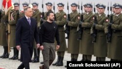 Andrzej Duda és Volodimir Zelenszkij a lengyel fővárosban 2023. április 5-én