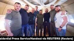Președintele ucrainean Volodimir Zelenski, șeful cancaleriei prezidențial, ministrul de Interne și 5 comandanți care au apărat Azovstal în avionul cu care s-au întors din Turcia în Ucraina. 