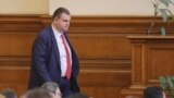 Депутатът от ДПС Делян Пеевски, санкциониран  по закона "Магнитски", когото ДПС лансира като основен автор на конституционните промени за реформа в съдебната система. 