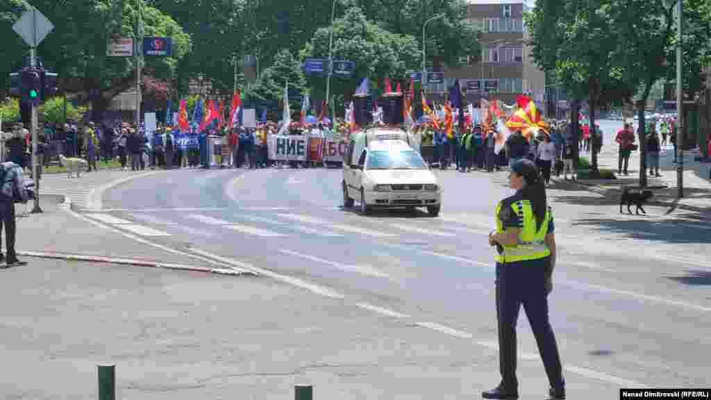 Steaguri ale Macedoniei de Nord și ale centralelor sindicale, în fruntea coloanei de manifestanți ieșită pe stradă la Skopje.&nbsp;