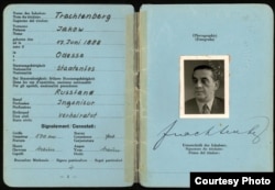 Швейцарский паспорт беженца. Источник: Швейцарский бундесархив.