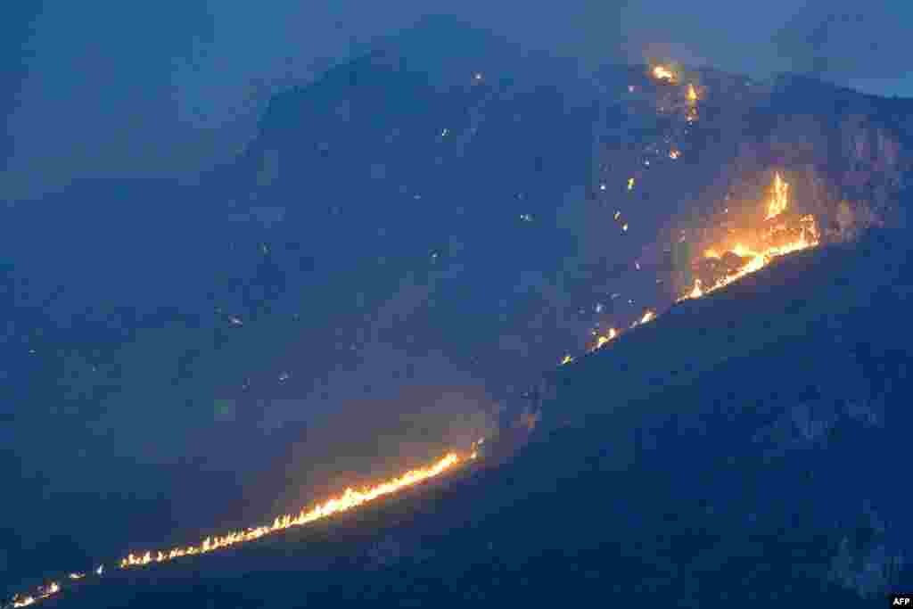 Veliki požar koji prijeti obližnjim kućama širi se na brdima oko Palerma, Sicilija, 25. juli.