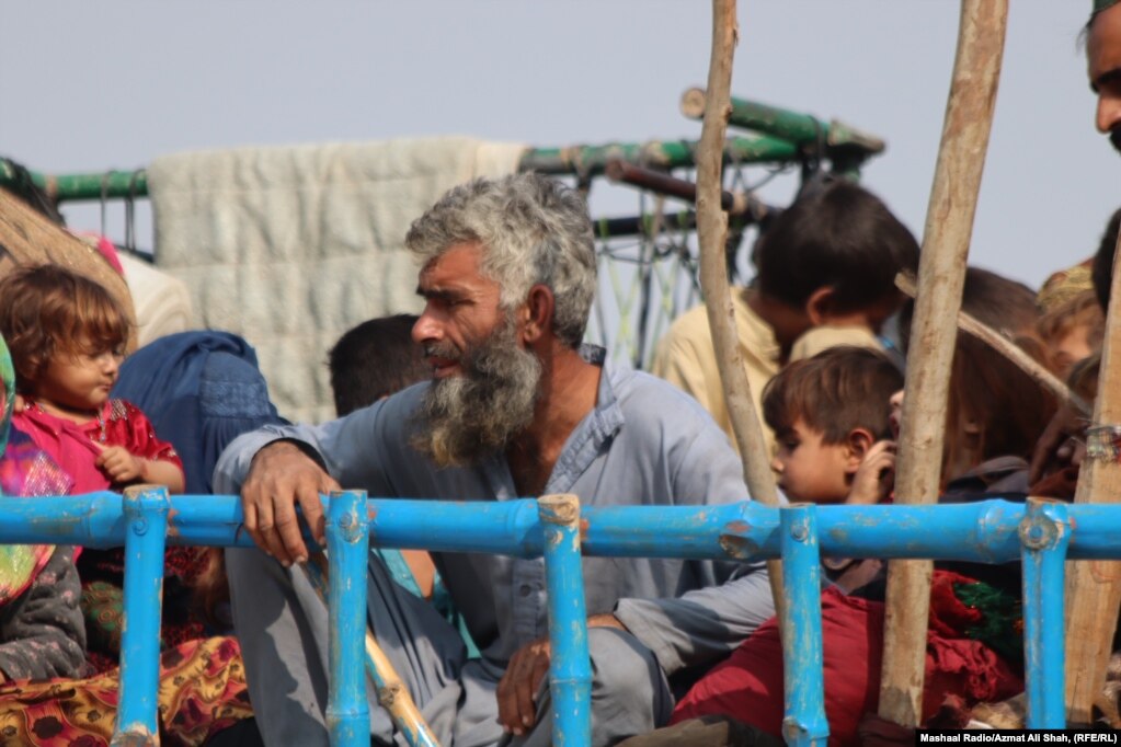 Le famiglie afghane si affollano su un camion prima di partire per l'Afghanistan poche ore prima della scadenza del termine.
