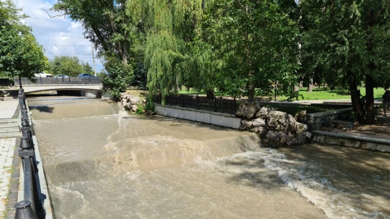 Ливень затопил симферопольские парки (фото)