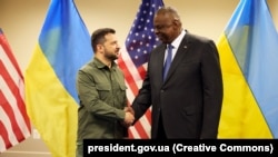 Volodimir Zelenszkij ukrán elnök és Lloyd Austin amerikai védelmi miniszter