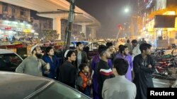 Ljudi u Lahoreu istrčali su na ulicu nakon podrhtavanja tla, Pakistan, 21. ožujka 2023.