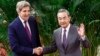 Specijalni izaslanik predsjednika SAD za klimu Džon Keri i kineski visoki diplomata Vang Ji rukuju se prije sastanka u Velikoj sali naroda u Pekingu u utorak, 18. jula 2023.