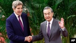 Specijalni izaslanik predsjednika SAD za klimu Džon Keri i kineski visoki diplomata Vang Ji rukuju se prije sastanka u Velikoj sali naroda u Pekingu u utorak, 18. jula 2023.