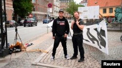 این دو معترض خود را عضو گروه «میهن‌پرستان دانمارکی»، یک گروه ملی‌گرای افراطی معرفی کردند