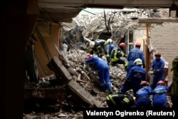 Спасатели работают на месте разрушенного во время российского ракетного удара здания. Чернигов, 17 апреля 2024 года