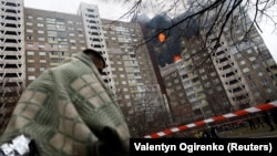 «У Дніпровському вибито вікна в будинках, а в Голосіївці є влучання безпосередньо в будинок, йде гасіння пожежі», повідомляє перший заступник голови КМДА