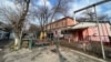 Двухэтажный дом, оказавшейся на «красной линии» по улице Елшибек батыра, № 89, в Шымкенте. 4 марта 2024 года