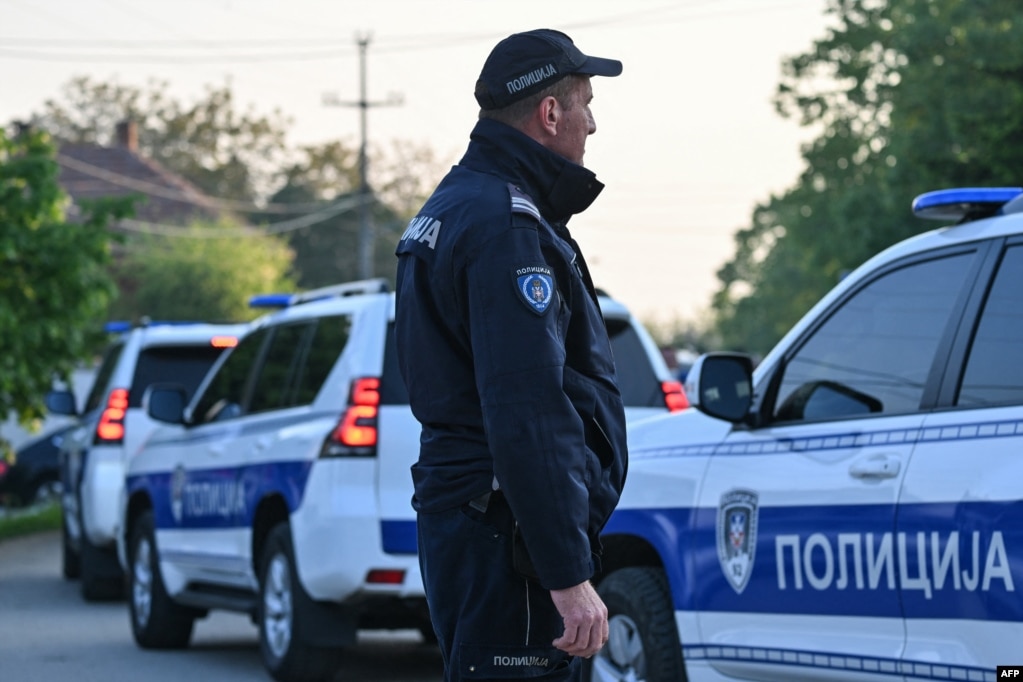 Patrulla të policisë në fshatin Dubona afër Mlladenovcit.