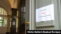 Felirat Budapesten, a Vörösmarty gimnázium kapuján az országos sztrájknapon, 2023. április 24-én