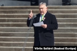 Orbán Viktor beszédet mond a Nemzeti Múzeum lépcsőjén március 15-én