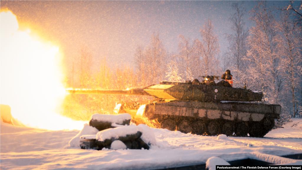 Танк Leopard 2&nbsp; У Фінляндыі 200 такіх машын нямецкай вытворчасьці. Leopard 2 хутчэйшы, чым многія савецкія аналягі, а тысячы машын у эўрапейскіх арсэналах робяць абслугоўваньне і замену дэталяў даволі простымі &nbsp;