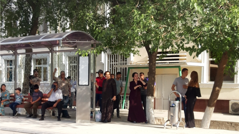 Türkmenistanda howa gyzýar, çagalary öýden çykarmazlyk maslahat berilýär, daşarda işleýänler kösenýär