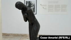 Sculptura „Rugăciune” a lui Constantin Brâncuși își așteaptă admiratorii la Muzeul Național de Artă al României (foto sus). O altă „Rugăciune” – al cărei autor „se presupune a fi Constantin Brâncuși” și care nu seamănă deloc cu cea din muzeu – a fost scoasă la vânzare.
