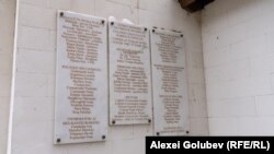 Plăcile comemorative cu lista persoanelor ucise de sovietici la Chișinău în 1941 afișate pe monumentul din Valea Morilor